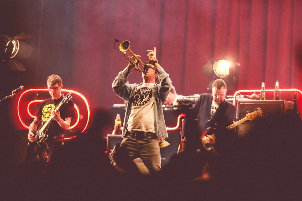 Richard Koch mit den Beatsteaks und DJ Illvibe, Dortmund 2018 by Paul Gärtner